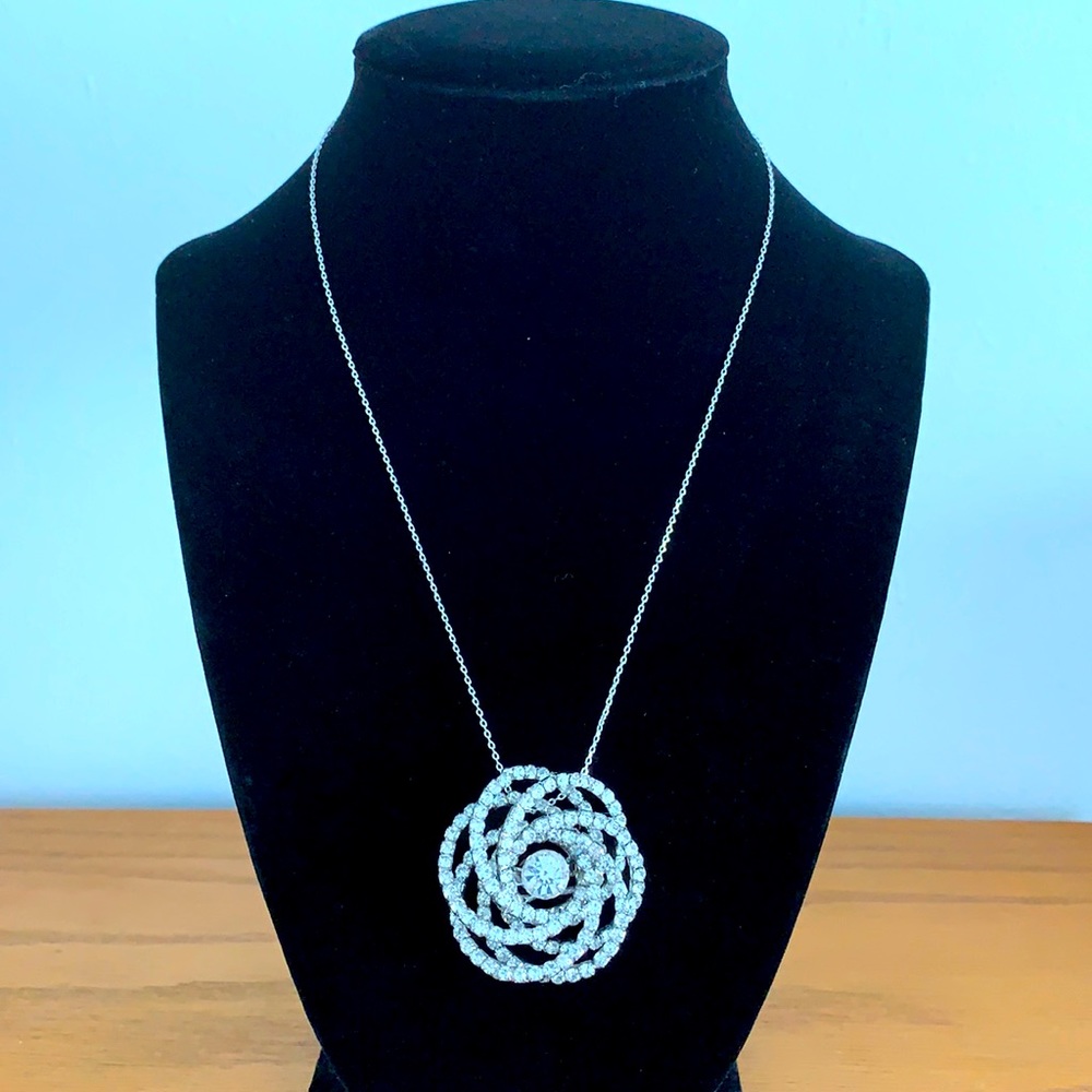 🌺gorgeous Chrystal necklace with 18incsilver tone